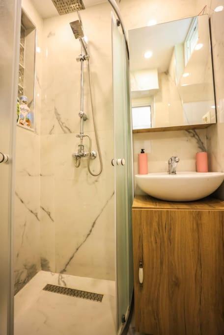 Apartament Colorful Oasis With Sunny Balcony Tirana